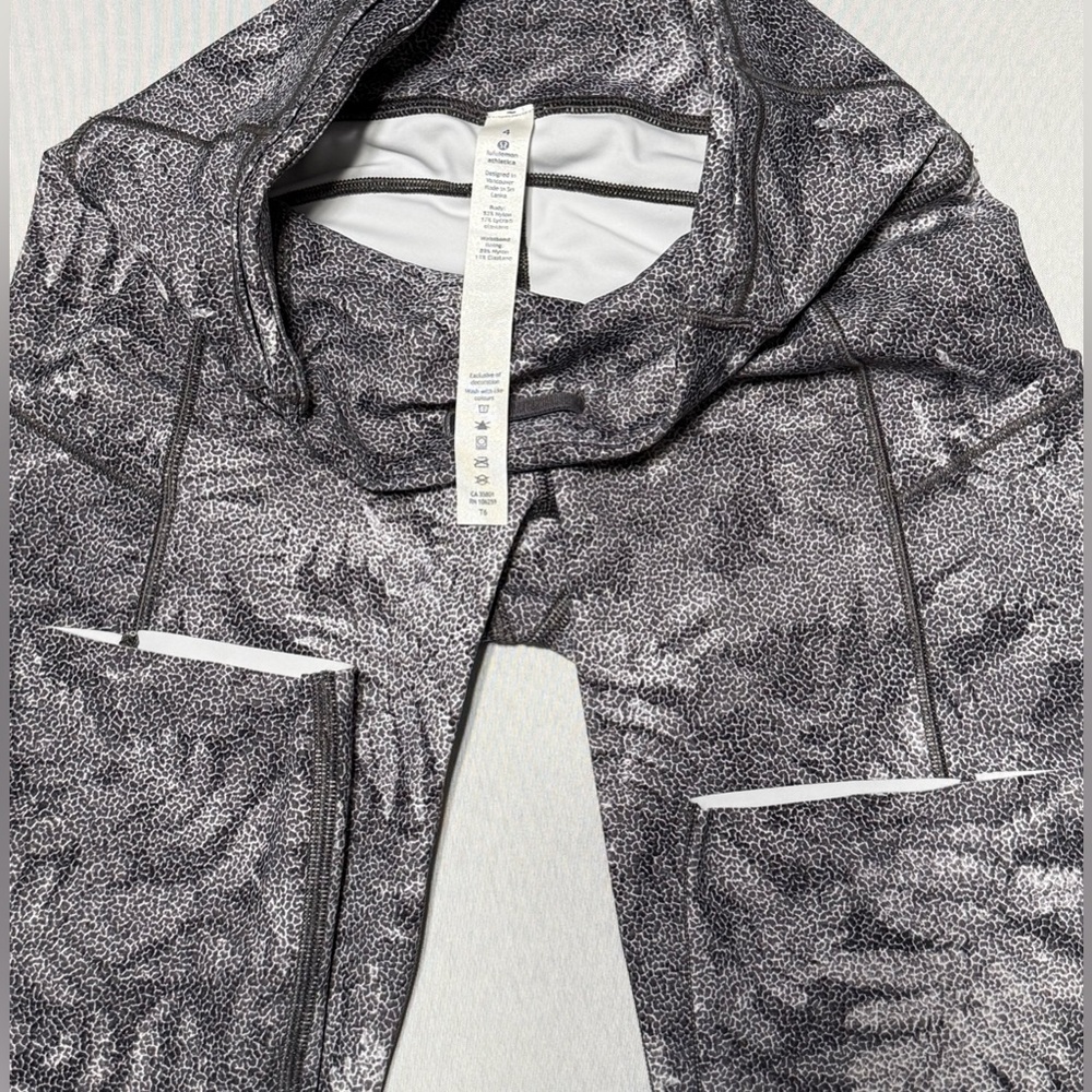 High-Rise Tropical Fern Print Lululemon Gray Crop Leggings Size 4 - Picture 10 of 12